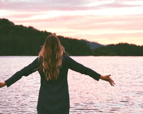 How to Start a “Judgment Detox” to Live Happier