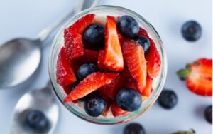 mason jar of overnight chia with berries and a spoon
