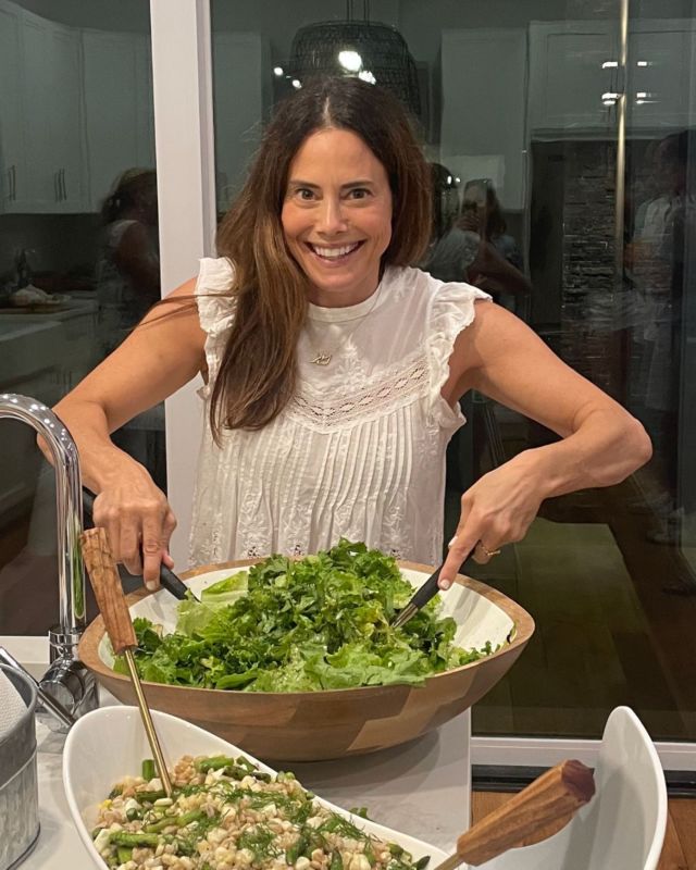 My fool-proof, step-by-step guide for a refreshing summer salad: 

🥬 Start with your base —  romaine (my choice in this pic!), kale, spinach, mesclun, watercress, zen mix or spring mix

🐟 Add your high quality protein: beans, eggs, salmon, tuna, beef, chicken, turkey, tuna, tofu or shrimp (grilled or baked when possible) 

☀️ Summer it up with: 
- Watermelon cubes + feta or goat cheese
- Heirloom tomatoes + mini mozzarella balls
- Fresh mint, basil, dill or oregano steeped in olive oil
- Farmer’s market berries + 1/2 an avocado
- Roasted corn + fresh grilled zucchini
- Grilled peach + ricotta cheese 

What’s in your salad bowl this weekend?! Click the link in our bio for 13 of my favorite summer salad recipes if you need a little salad inspo 🥙 xxKeri

#eatempowered #saladrecipe #summersalads #salad #nutritiousweekend #healthyweekend