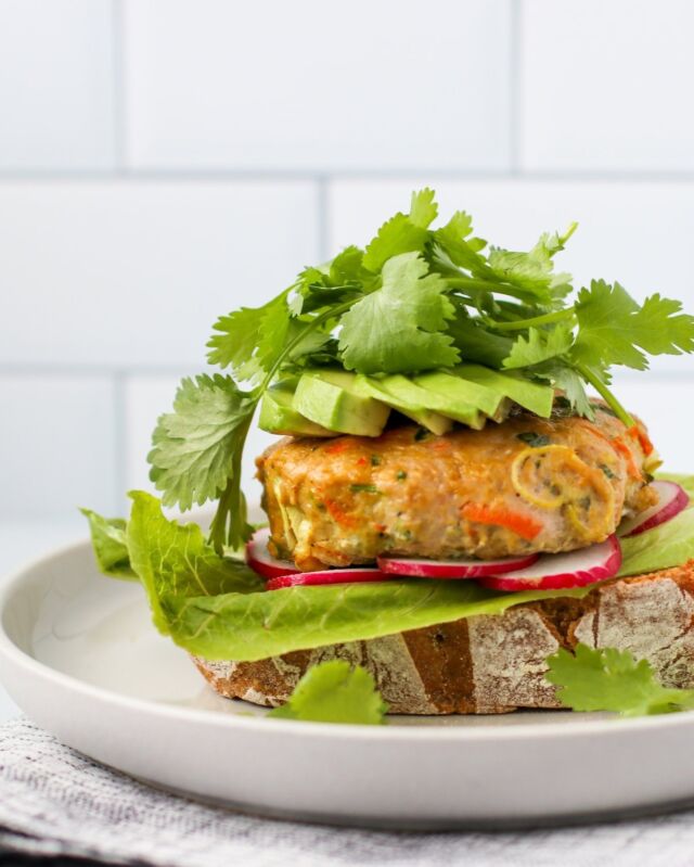 No, these aren’t your run-of-the mill, flat in flavor and dry as hockey pucks turkey burgers—these babies are oozing with nutrients AND deliciousness @thenutritiouslifestudio alum @erinparekh_’s Curry Carrot Turkey Burgers are 👌

Here is how to make this lean, protein-rich meal: 

INGREDIENTS
1 pound lean organic ground turkey
2 scallions, finely chopped
1 tablespoon finely chopped jalapeño, to taste
1/2 cup grated carrot
1/4 cup finely chopped cilantro
2 teaspoon freshly grated ginger
1 teaspoon yellow curry powder
1/2 teaspoon ground cumin
1/4 teaspoon ground turmeric
3/4 teaspoon fine sea salt, to taste
freshly ground black pepper, to taste

DIRECTIONS
• Preheat grill to medium high heat and lightly brush with oil, or preheat oven to 400 degrees and line a sheet pan with parchment paper.
• In a large bowl, combine all ingredients except turkey, making sure the spices are evenly distributed. Add turkey and gently mix together.
• To portion the burgers, gently press the mixture down with your hands and score into 4 sections before forming patties. I find wetting your hands prevents the turkey from sticking. Each burger should be roughly 1/2-inch thick.
• Place burgers on the grill and cook for 5-6 minutes per side or until completely cooked and no longer pink. You’re looking for an internal temperature of 165 degrees Fahrenheit. If using the oven, burgers will cook in 15-18 minutes. Serve with bun of choice or in a lettuce wrap. You can easily add more nutrients by adding healthy toppings that match your own tastes.

#turkeyburgers #healthyburgers #weekdaymeals #easyburgers #eatempowered