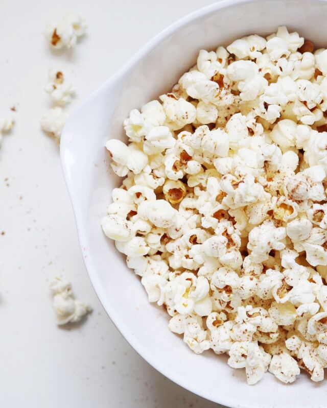 We're in *peak* cozy season, and we have to say, we ain’t mad about it. Whether your plans for the weekend include binge-watching Escaping Twin Flames or a rewatch of The Holiday, we’ve got the perfect snack for you. A movie night staple, our 𝐡𝐨𝐦𝐞𝐦𝐚𝐝𝐞 𝐩𝐨𝐩𝐜𝐨𝐫𝐧 is delicious and nutritious.

⭐ INGREDIENTS
1 tablespoon coconut oil
1 teaspoon organic cane sugar
1/4 cup corn kernels
1/4 teaspoon salt
Sprinkle of cinnamon

⭐ DIRECTIONS
In a sauce pan over medium heat, add the coconut oil and 3 corn kernels. Cover pan. When the 3 kernels pop, add the sugar and remaining kernels to pan. Cover the pan, and shake lightly to ensure all kernels are coated equally. Leave over medium heat shaking intermittently until most kernels are popped. Sprinkle with salt and cinnamon, and enjoy!

Tell us, what you’re watching this weekend!🍿🎬

#eatempowered #homemadepopcorn #healthypopcorn #moviesnacks #healthysnack